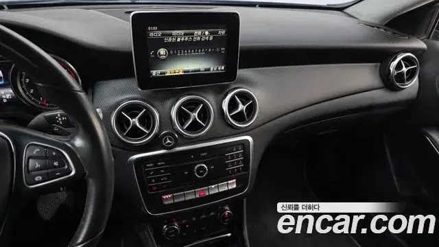 Mercedes-Benz GLA-Class 2018 — ფოტო 16/20