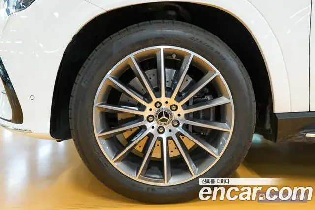 Mercedes-Benz GLE-Class 2025 — Photo 12/20