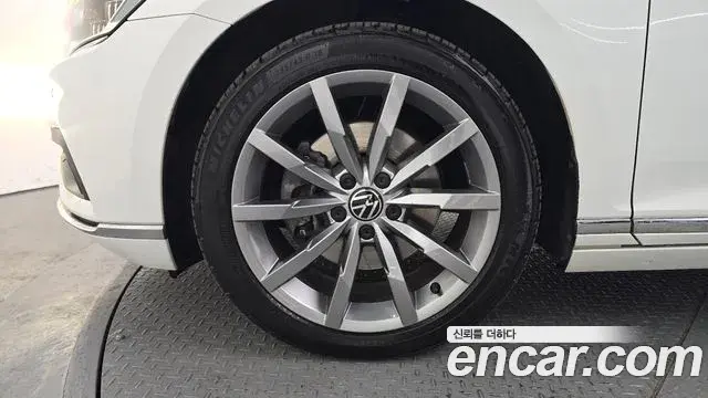 Volkswagen Passat GT 2022 — Şəkil 9/20