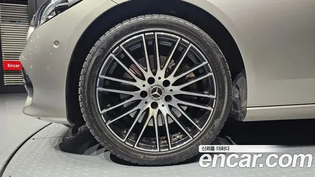 Mercedes-Benz C-Class 2022 — ფოტო 19/20