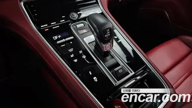 Porsche Panamera 2021 — ფოტო 13/20