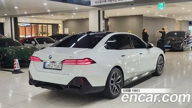 BMW 5 Series 2023 — ფოტო 19/20