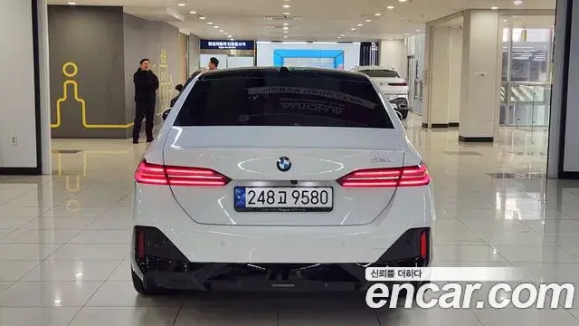 BMW 5 Series 2023 — ფოტო 9/20
