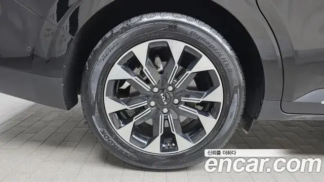 Kia Carnival 2023 — ფოტო 7/20
