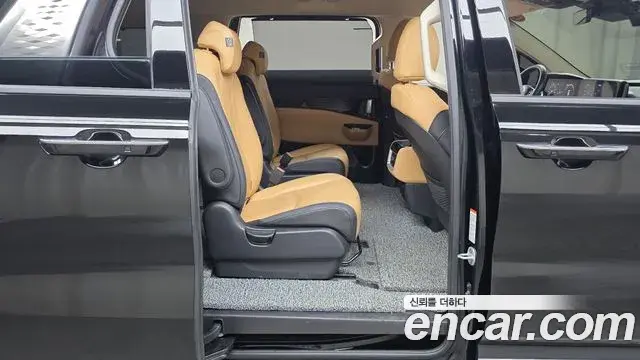 Kia Carnival 2023 — ფოტო 6/20
