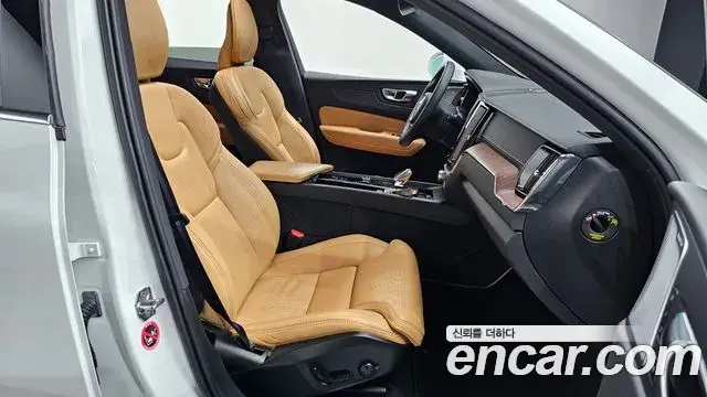 Volvo XC60 2021 — Фото 10/20
