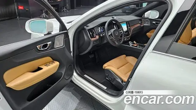 Volvo XC60 2021 — Фото 11/20