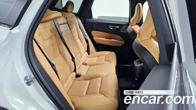 Volvo XC60 2021 — Фото 12/20