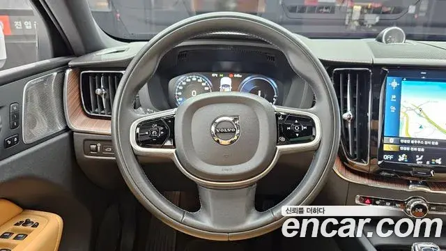 Volvo XC60 2021 — Фото 13/20