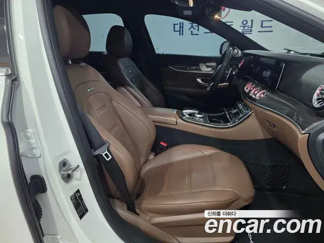 Mercedes-Benz E-Class 2019 — ფოტო 15/20