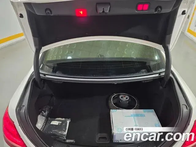 Mercedes-Benz E-Class 2019 — ფოტო 19/20