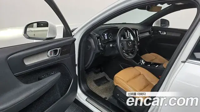 Volvo XC40 2020 — Фото 10/20