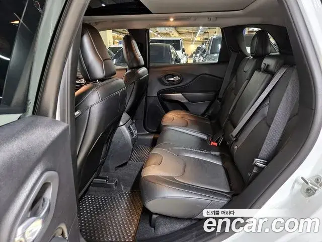 Jeep Cherokee 2022 — Фото 11/20