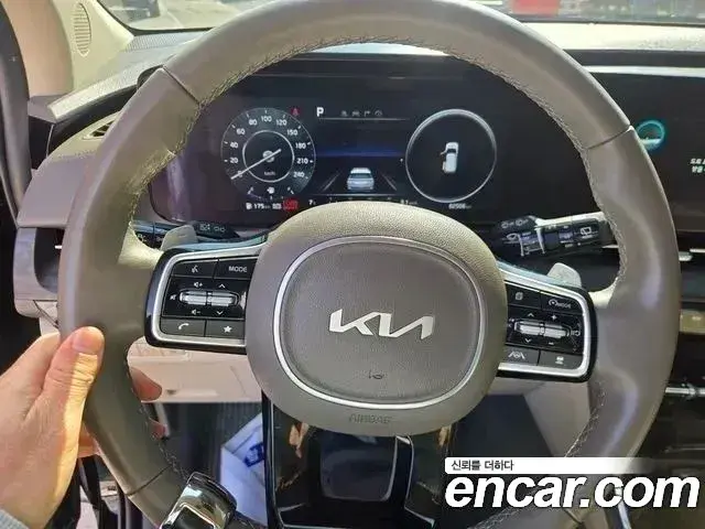Kia Carnival 2023 — Фото 17/20