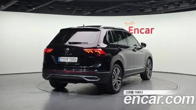 Volkswagen Tiguan 2021 — ფოტო 11/20