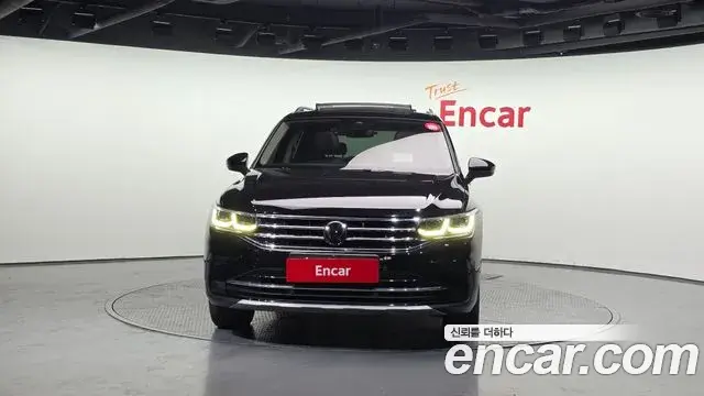 Volkswagen Tiguan 2021 — ფოტო 17/20