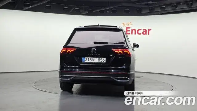 Volkswagen Tiguan 2021 — ფოტო 5/20