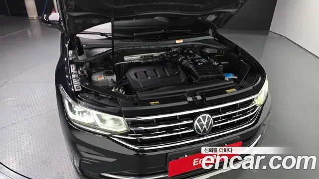 Volkswagen Tiguan 2021 — ფოტო 8/20
