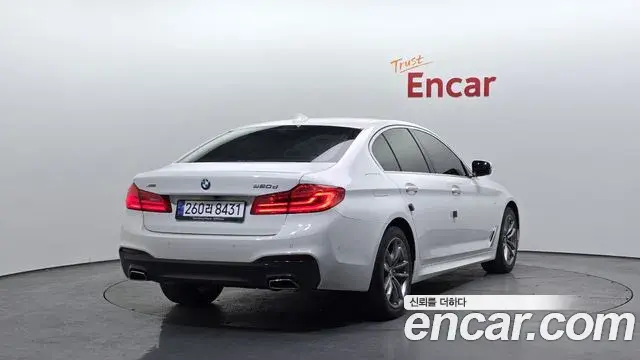 BMW 5 Series 2018 — ფოტო 8/20