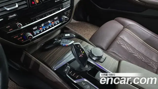 BMW 5 Series 2018 — ფოტო 19/20
