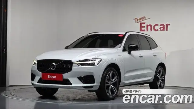 Volvo XC60 2021 — ფოტო 14/20