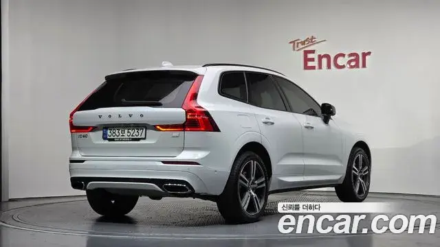 Volvo XC60 2021 — ფოტო 2/20