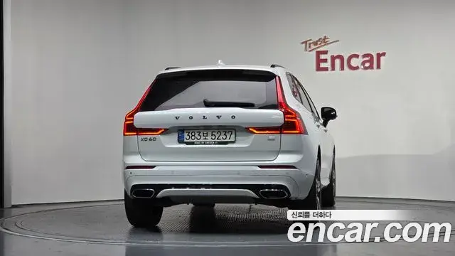 Volvo XC60 2021 — ფოტო 16/20