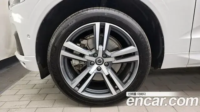 Volvo XC60 2021 — ფოტო 17/20