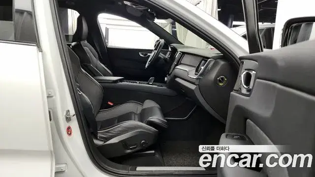 Volvo XC60 2021 — ფოტო 15/20