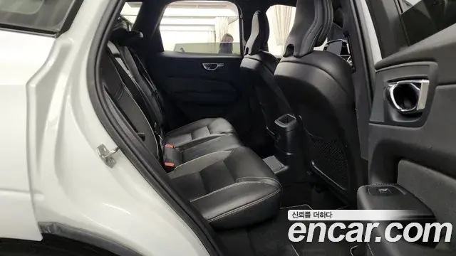 Volvo XC60 2021 — ფოტო 6/20