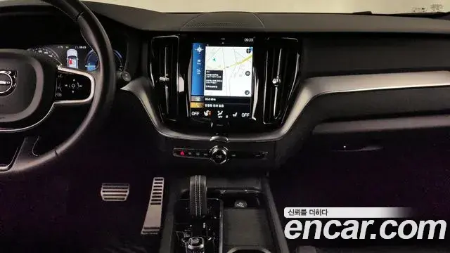 Volvo XC60 2021 — ფოტო 4/20