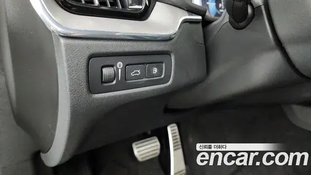 Volvo XC60 2021 — ფოტო 8/20