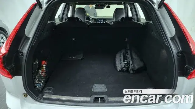 Volvo XC60 2021 — ფოტო 11/20