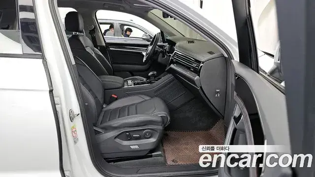 Volkswagen Touareg 2023 — Şəkil 10/20