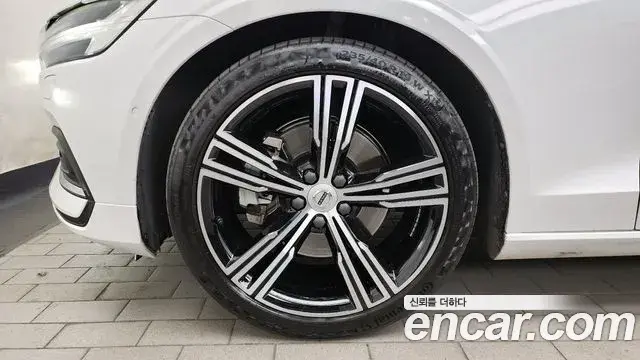 Volvo S60 2019 — Photo 16/20