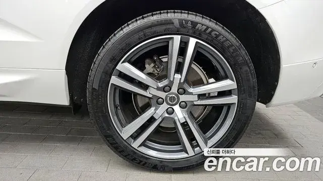 Volvo XC60 2020 — Şəkil 18/20