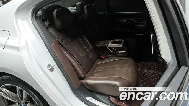 BMW 7 Series 2018 — Фото 12/20