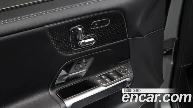 Mercedes-Benz GLB-Class 2024 — ფოტო 7/20