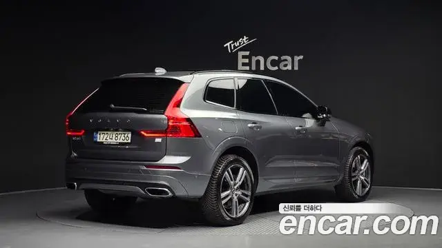 Volvo XC60 2021 — ფოტო 14/20