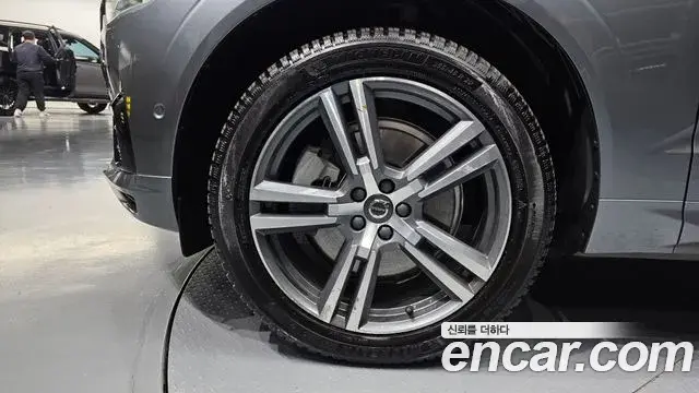 Volvo XC60 2021 — ფოტო 18/20