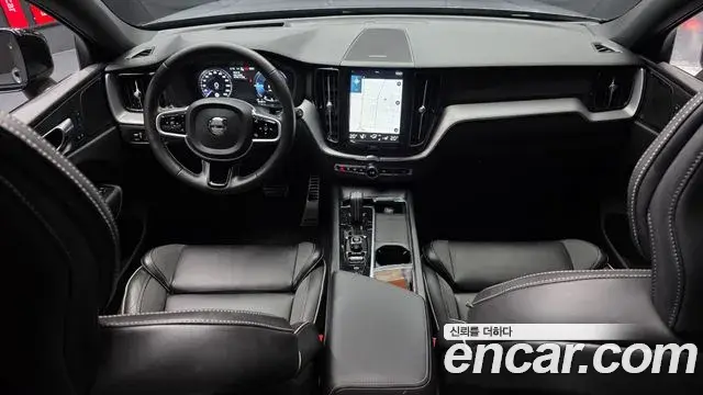 Volvo XC60 2021 — ფოტო 1/20