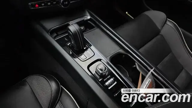 Volvo XC60 2021 — ფოტო 9/20