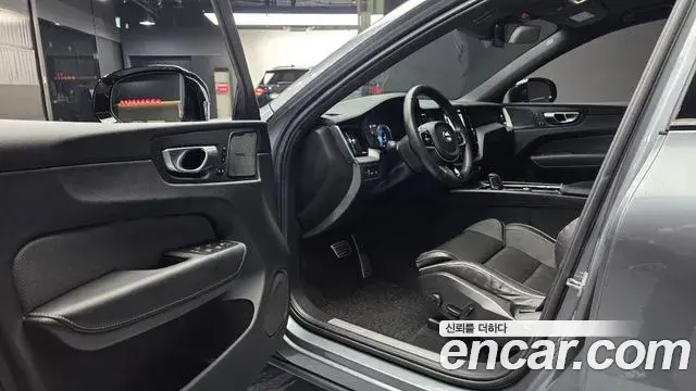 Volvo XC60 2021 — ფოტო 2/20