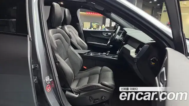 Volvo XC60 2021 — ფოტო 17/20
