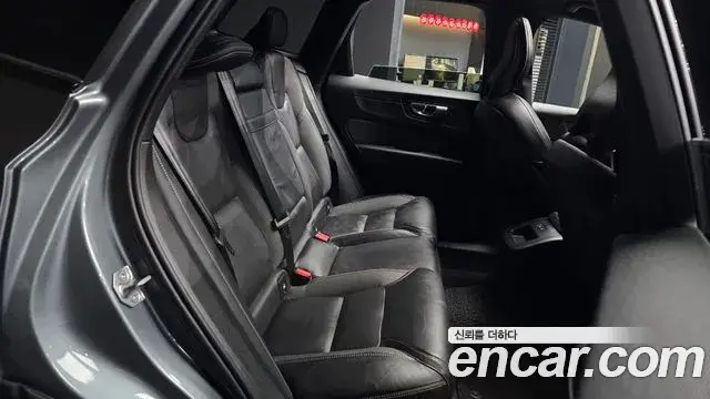 Volvo XC60 2021 — ფოტო 15/20