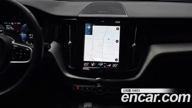 Volvo XC60 2021 — ფოტო 8/20