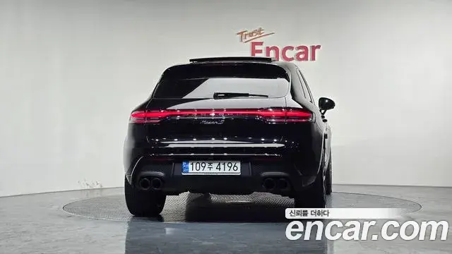 Porsche Macan 2022 — Photo 18/20