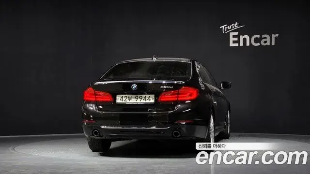 BMW 5 Series 2018 — ფოტო 8/20