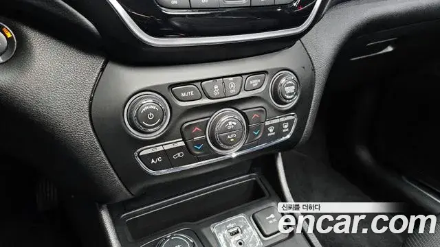 Jeep Cherokee 2020 — Photo 18/20