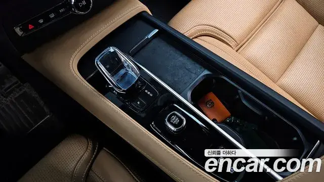 Volvo XC90 2022 — Şəkil 17/20